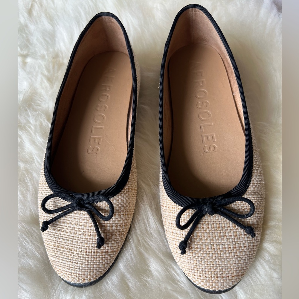 AEROSOLES Women's Tan and Black Flats